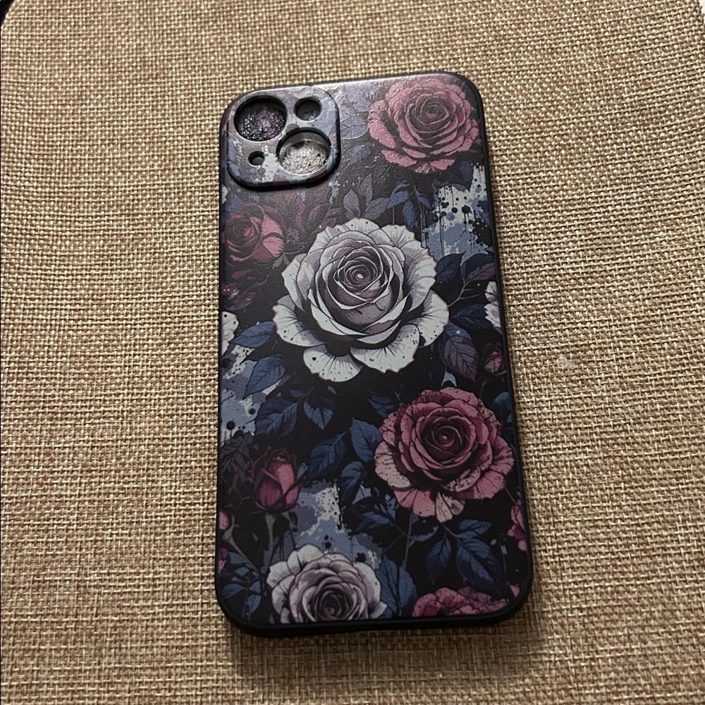 iPhone 14 Plus Case Floral NWOT
Is compatible w other iPhones 
See description
